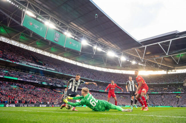 wembley-stadium-london-uk-16th-mar-2025-carabao-league-cup-final-football-liverpool-versus-newcastle-united-caoimhin-kelleher-of-liverpool-blocks-a-shot-from-bruno-guimares-of-newcastle-u