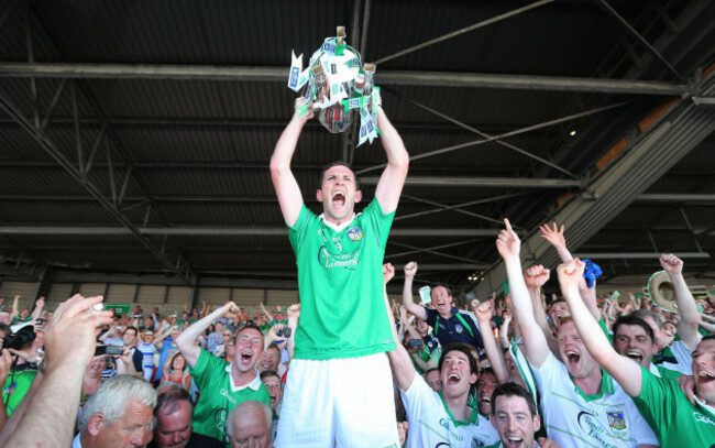 donal-ogrady-lifts-the-cup