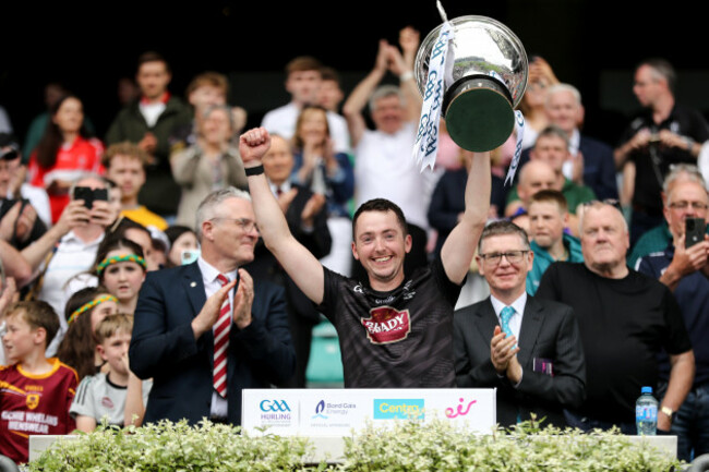 Paddy McKenna podnosi puchar Christy Ring