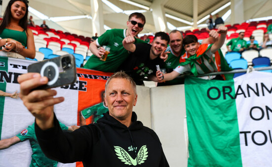heimir-hallgrimsson-takes-a-selfie-with-fans-who-had-a-birthday-card-for-him-on-his-birthday-ahead-of-the-game