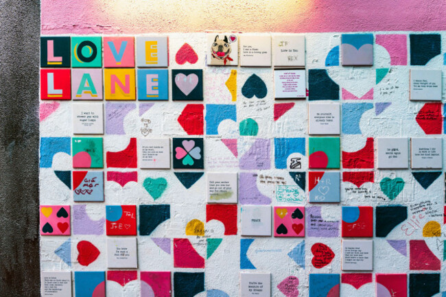 love-lane-an-alley-with-murals-and-ceramic-tiles-with-quotes-about-love-in-crampton-court-temple-bar-district-dublin-city-center-ireland