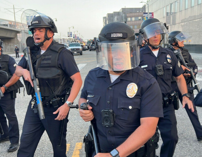 los-angeles-usa-10th-june-2025-the-los-angeles-metro-police-stand-guard-as-protests-against-trumps-immigration-crackdown-continue-on-june-10-2025-in-los-angeles-california-a-curfew-is-currently
