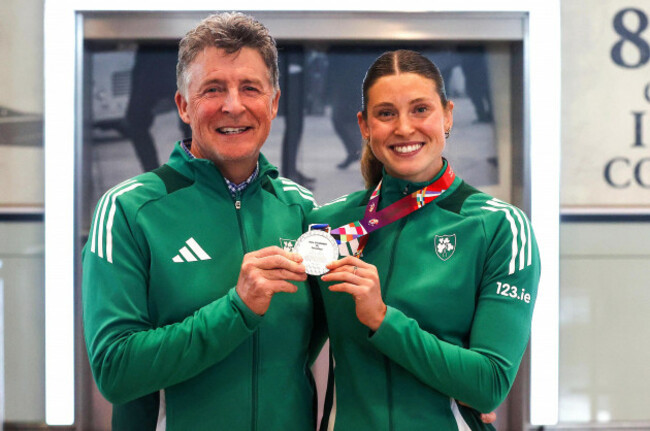 kate-oconnor-poses-for-a-picture-with-her-silver-medal-with-her-father-and-coach-michael