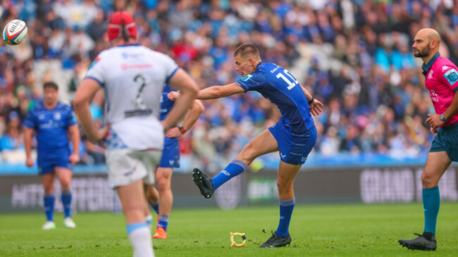 sam-prendergast-kicks-a-penalty