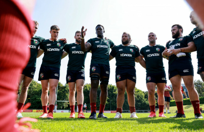 maro-itoje-speaks-to-the-team