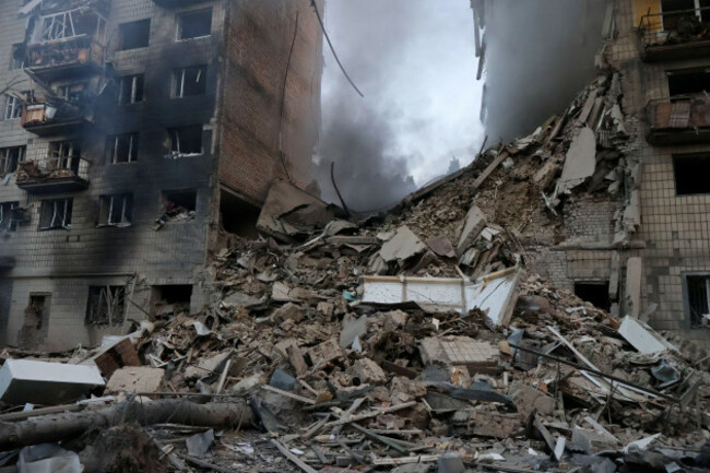 kyiv-ukraine-17th-june-2025-view-of-a-damaged-residential-building-during-a-russian-strike-on-ukraine-photo-by-aleksandr-gusevsopa-imagessipa-usa-credit-sipa-usalamy-live-news