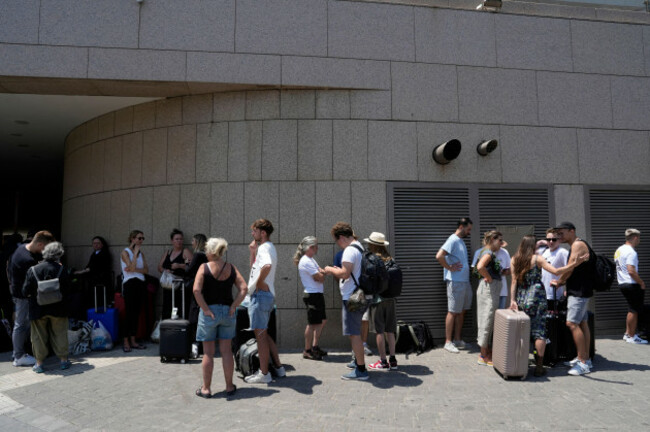 citizens-of-poland-and-austria-assemble-at-a-hotel-in-tel-aviv-israel-for-evacuation-amid-heavy-strikes-on-israel-by-iran-tuesday-june-17-2025-ap-photobaz-ratner