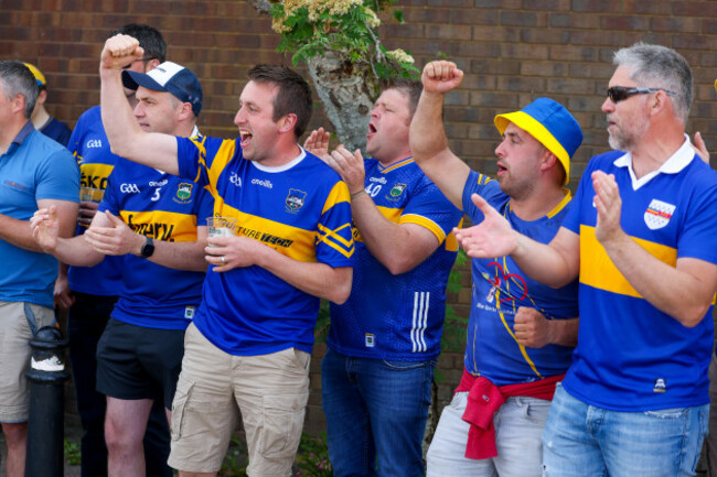 tipperary-supporters-cheer-on-the-arrival-of-their-team-at-cusack-park-ennis