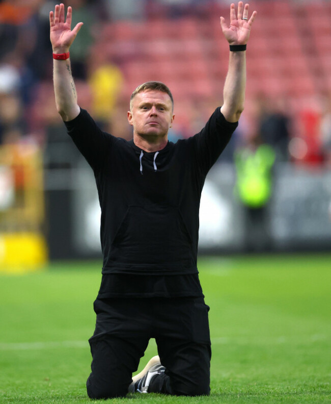 damien-duff-acknowledges-his-sides-fans-after-the-game