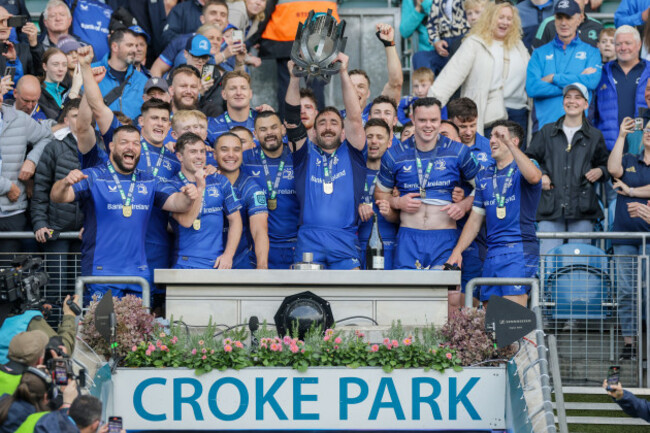 jack-conan-lifts-the-urc-trophy