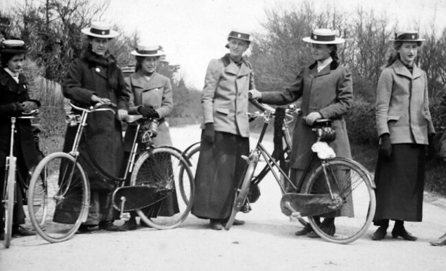 lady-cyclists-early-1900s