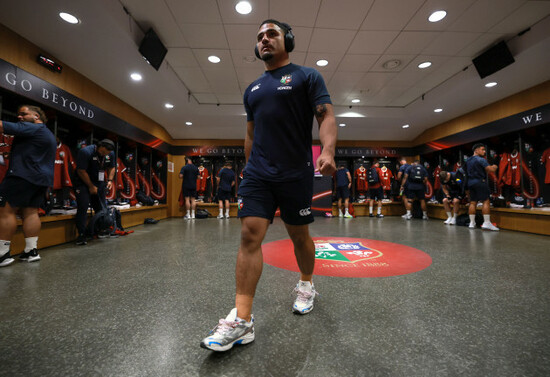 sione-tuipulotu-in-the-changing-room-before-the-game