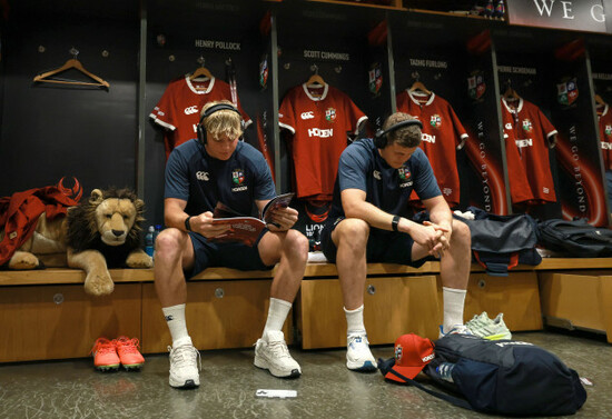 henry-pollock-with-bil-the-mascot-and-scott-cummings-in-the-changing-room-before-the-game