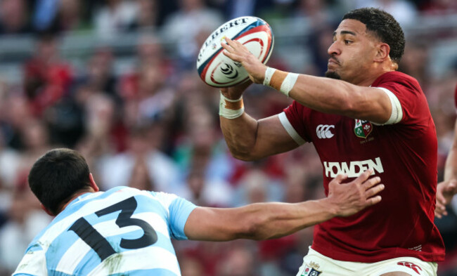 sione-tuipulotu-tackled-by-lucio-cinti-rodrigo-isgro
