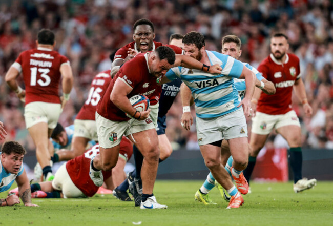 ellis-genge-tackled-by-julian-montoya