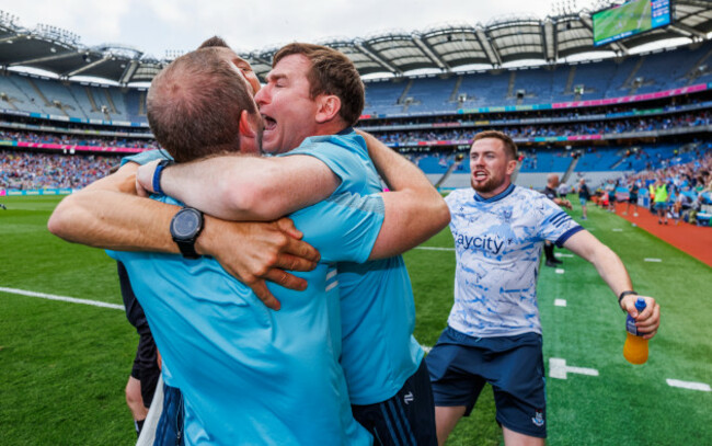 niall-o-ceallachain-celebrates-with-his-backroom-staff