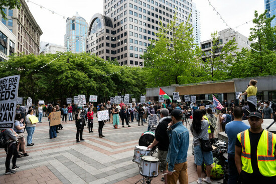 seattle-usa-22st-jun-2025-around-150-200-protestors-gather-just-after-200pm-at-the-stop-the-war-on-iran-protest-in-westlake-park-it-was-announced-yesterday-that-the-u-s-struck-three-iranian-nuc