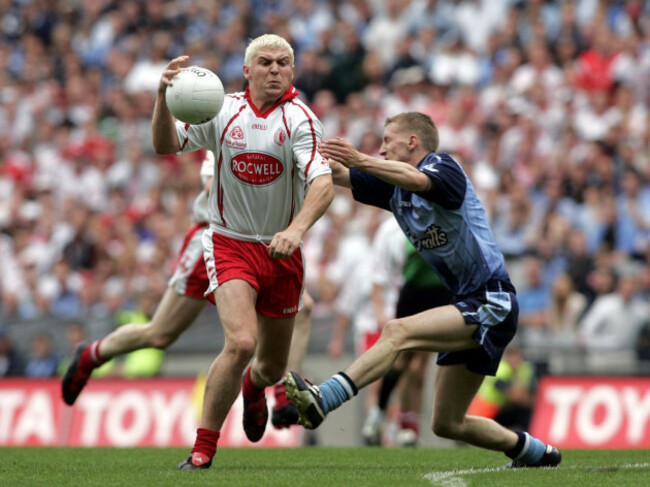 owen-mulligan-goes-past-stephen-oshaughnessy-on-his-way-to-scoring-a-goal
