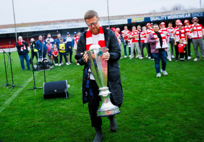 damien-duff-with-the-sse-airtricity-premier-division-trophy