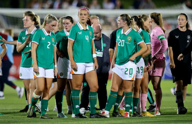 jessie-stapleton-caitlin-hayes-and-saoirse-noonan-dejected