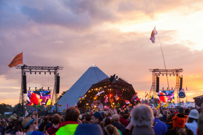glastonbury-uk-june-27-2014-large-crowd-watching-elbow-playing-the-glastonbury-festival-pyramid-stage-at-sunset
