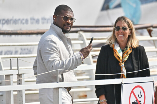 venice-italy-26th-june-2025-usher-arriving-at-venice-airport-ahead-of-jeff-bezos-wedding-in-venice-on-june-26-2025-photo-by-julien-reynaudaps-mediasabacapress-com-credit-abaca-pressalamy-li