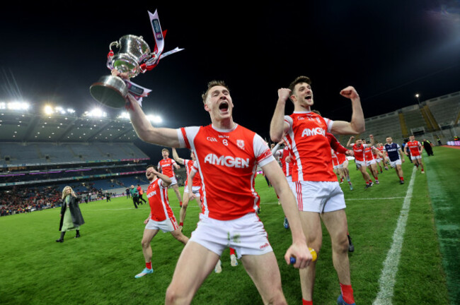 Peadar-O-Cofaigh-Byrne y Luke Keating celebran con la copa