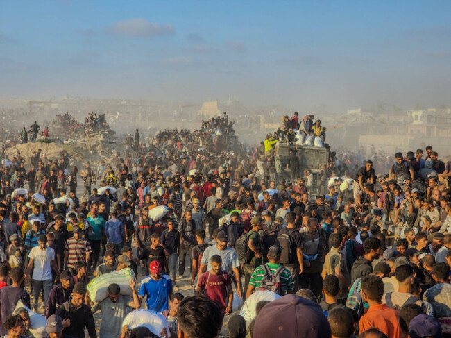 gaza-city-palestine-17th-june-2025-palestinians-flock-to-the-aid-center-set-up-by-the-us-and-israeli-led-gaza-humanitarian-relief-foundation-on-the-coastal-road-in-the-sudaniya-area-to-receive-foo