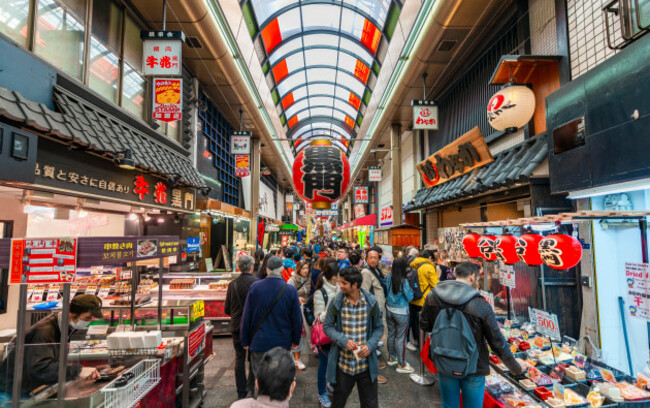 visitors-at-kuromon-ichiba-market-osaka-japan