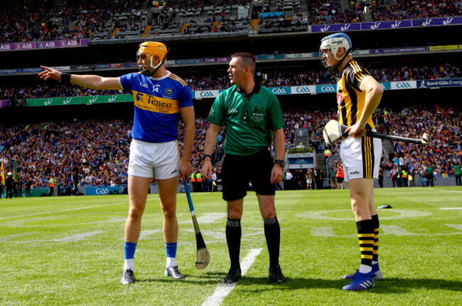 Seamus Callanan y T.J. Reid con el árbitro James Owens