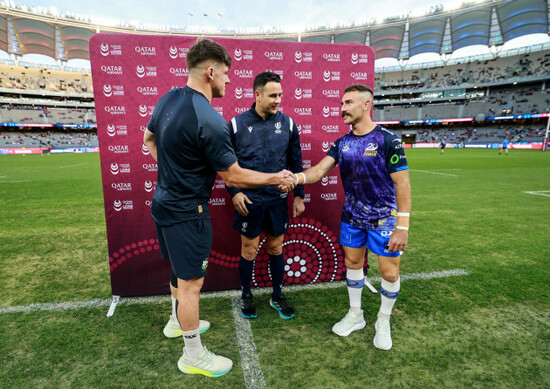 dan-sheehan-ben-okeeffe-and-nic-white-during-the-coin-toss-ahead-of-the-match