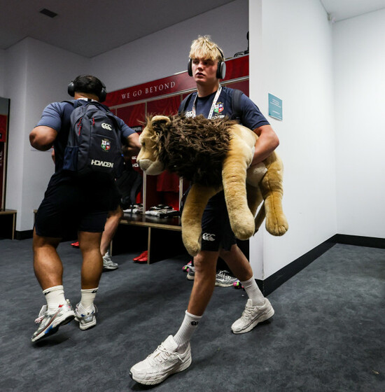 henry-pollock-in-the-changing-room-ahead-of-the-match