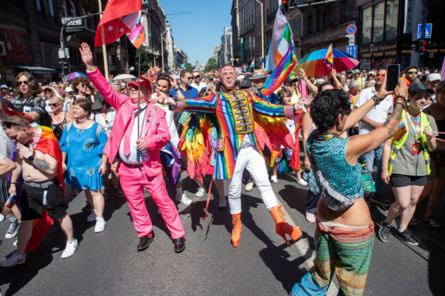 budapest-uk-28th-june-2025-budapest-prides-attendees-dance-during-the-marching-in-central-budapest-people-attended-on-the-banned-budapest-pride-2025-in-hungary-the-protesters-marched-through-in