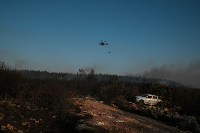 izmir-turkey-29th-june-2025-a-helicopter-responds-to-a-forest-fire-forest-fires-broke-out-in-many-parts-of-izmir-covering-the-city-with-smoke-the-fires-which-have-been-growing-with-the-effect