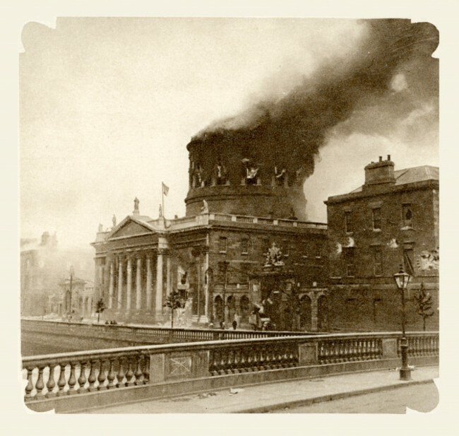 irish-troubles-1922-the-dome-of-the-four-courts-on-fire-during-fighting-in-dublin-between-free-state-troops-and-republican-rebels-irish-war-of-independence