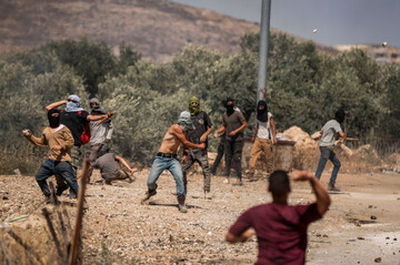 turmusaya-palestinian-territories-26th-june-2025-israeli-right-wing-settlers-throw-stones-towards-palestinian-villagers-during-an-attack-on-the-west-bank-village-of-turmusaya-credit-ilia-yefimov
