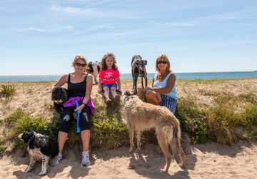 claycastle-youghal-cork-ireland-04th-july-2019-marion-doyle-autumn-murrih-and-avril-kelly-out-walking-their-dogs-on-the-seafron-at-claycastle-co-cork-ireland-credit-david-creedonalamy-live