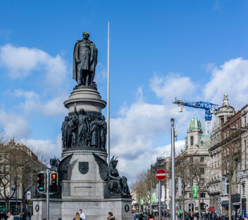 the-statue-of-daniel-oconnell-the-catholic-emancipator-in-oconnell-street-dublin-irelandunveiled-in-1882-and-designed-by-john-henry-foley