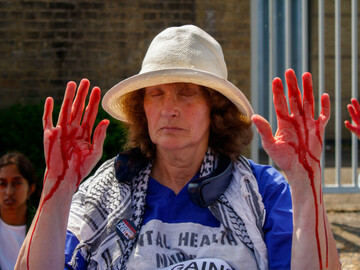 london-england-30th-june-2025-protesters-can-be-seen-outside-of-woolwich-crown-court-in-solidarity-with-the-filton-18-they-are-also-protesting-against-the-uk-government-proscribing-palestine-actio