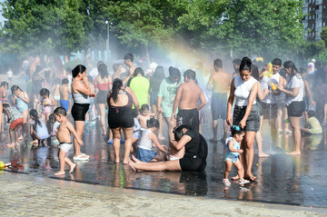 madrid-spain-29th-june-2025-people-cool-off-at-a-fountain-in-a-park-in-madrid-spain-june-29-2025-spain-has-been-hit-by-a-new-round-of-heatwave-since-saturday-with-temperatures-in-many-regions