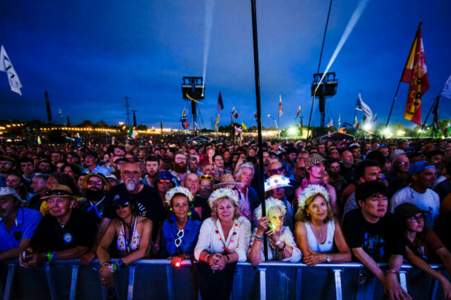 festivalbesucher-auf-dem-glastonbury-festival-2025-auf-der-worthy-farm-pilton-28-06-2025