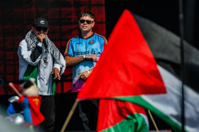 glastonbury-uk-28th-june-2025-kneecap-play-the-west-holts-stage-in-front-of-a-see-of-irish-and-palestine-flags-saturday-at-the-2025-glastonbury-festival-worthy-farm-glastonbury-credit-guy-be