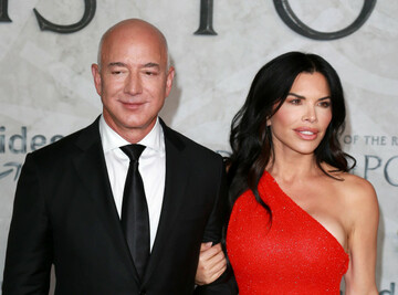 jeff-bezos-and-lauren-sanchez-attend-the-lord-of-the-rings-the-rings-of-power-world-premiere-in-leicester-square-in-london-england
