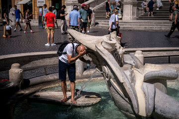 hot-emergency-in-rome-rome-italy-june-26-tourists-refresh-themselves-with-water-from-barcaccia-fountain-in-piazza-di-spagna-during-heatwave-pluto-on-june-26-2025-in-rome-italy-with-the-arrival