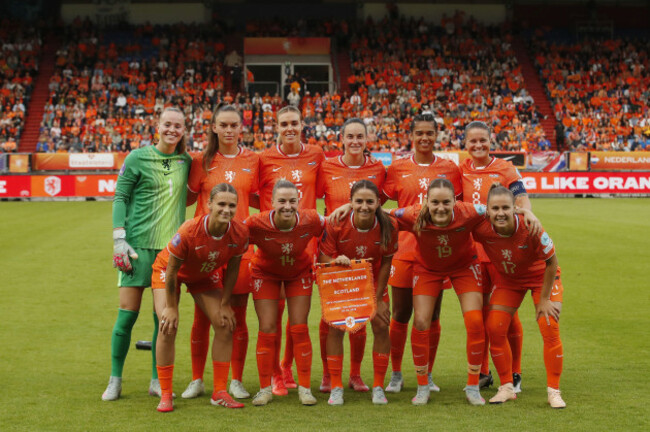 tilburg-top-row-l-r-holland-goalkeeper-daphne-van-domelaar-romee-leuchter-of-holland-jill-roord-of-holland-caitlin-dijkstra-of-holland-esmee-brugts-of-holland-sherida-spitse-of-holland-f