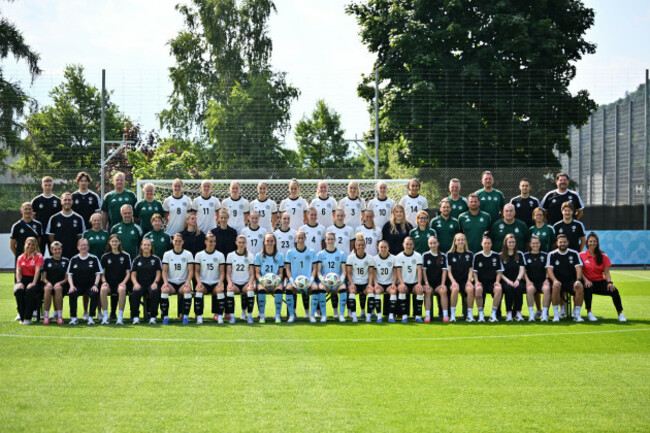 01-july-2025-switzerland-zurich-soccer-women-european-championship-training-germany-the-extended-team-photo-with-the-coaching-team-and-the-team-behind-the-team-photo-sebastian-christoph-golln