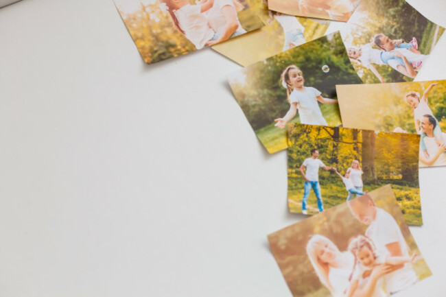 printedphotosoffamilysummervacationlyingondesk