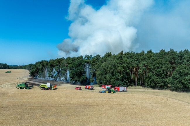 auras-germany-02nd-july-2025-firefighters-gather-to-fight-a-fire-at-the-edge-of-a-grain-field-aerial-view-with-drone-a-fire-broke-out-near-auras-in-the-morning-credit-frank-hammerschmidtdpa