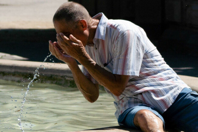 mainz-rhineland-palatinate-germany-2nd-july-2025-a-man-wets-his-face-at-a-public-fountain-in-downtown-mainz-germany-during-an-extreme-heatwave-credit-image-matias-basualdozuma-press