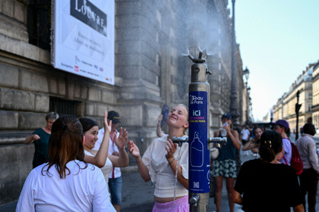 paris-france-01st-july-2025-paris-city-hall-water-points-during-the-2025-heatwave-in-paris-france-july-1-2025-01072025-franceparis-julien-mattiale-pictorium-credit-le-pictoriumalam